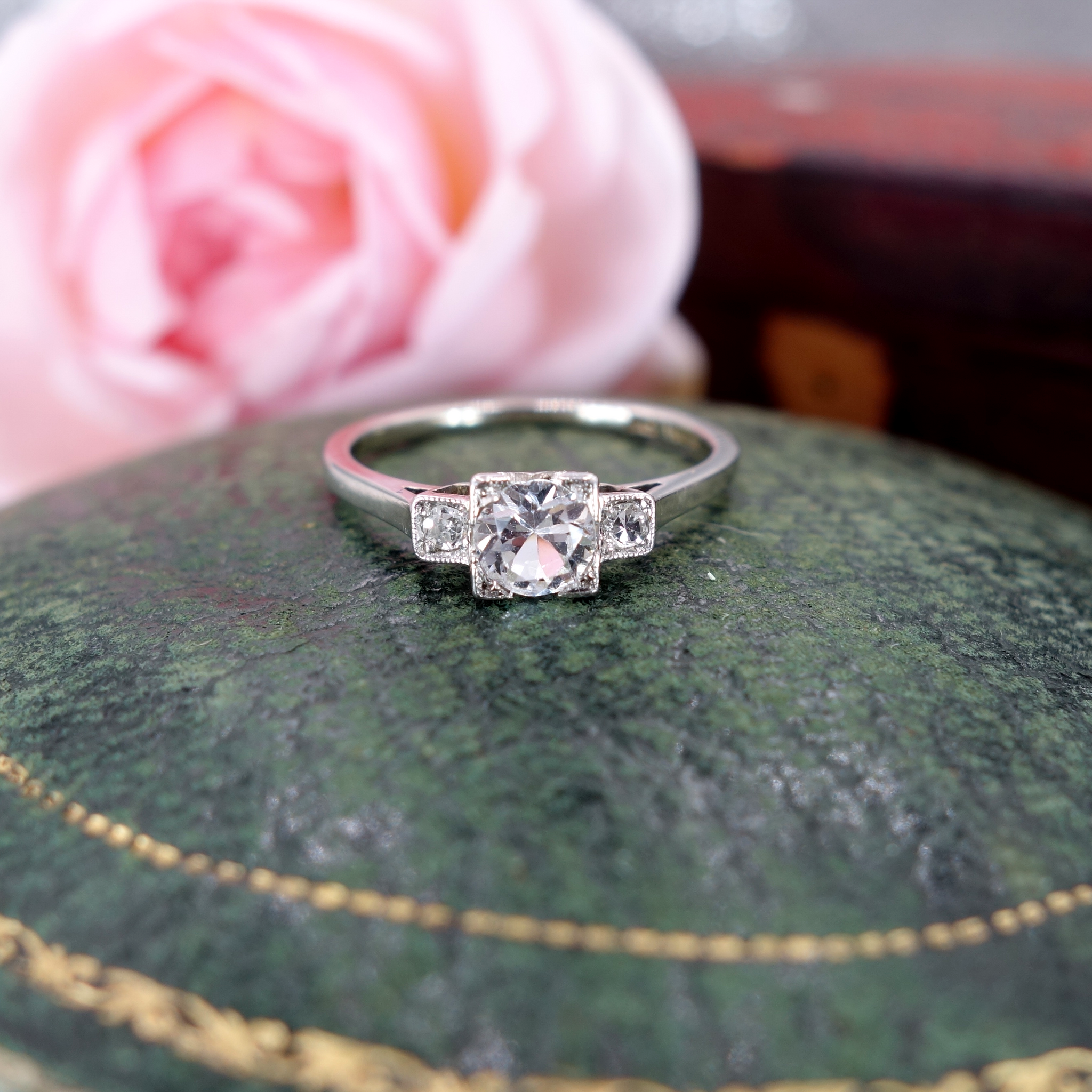 White Sapphire vs Moissanite: Which is the best diamond-alternative for an engagement  ring?